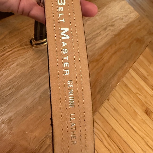 Elegant Brown and Gold Leather Bag with Decorative Stitching - Picture 4 of 4